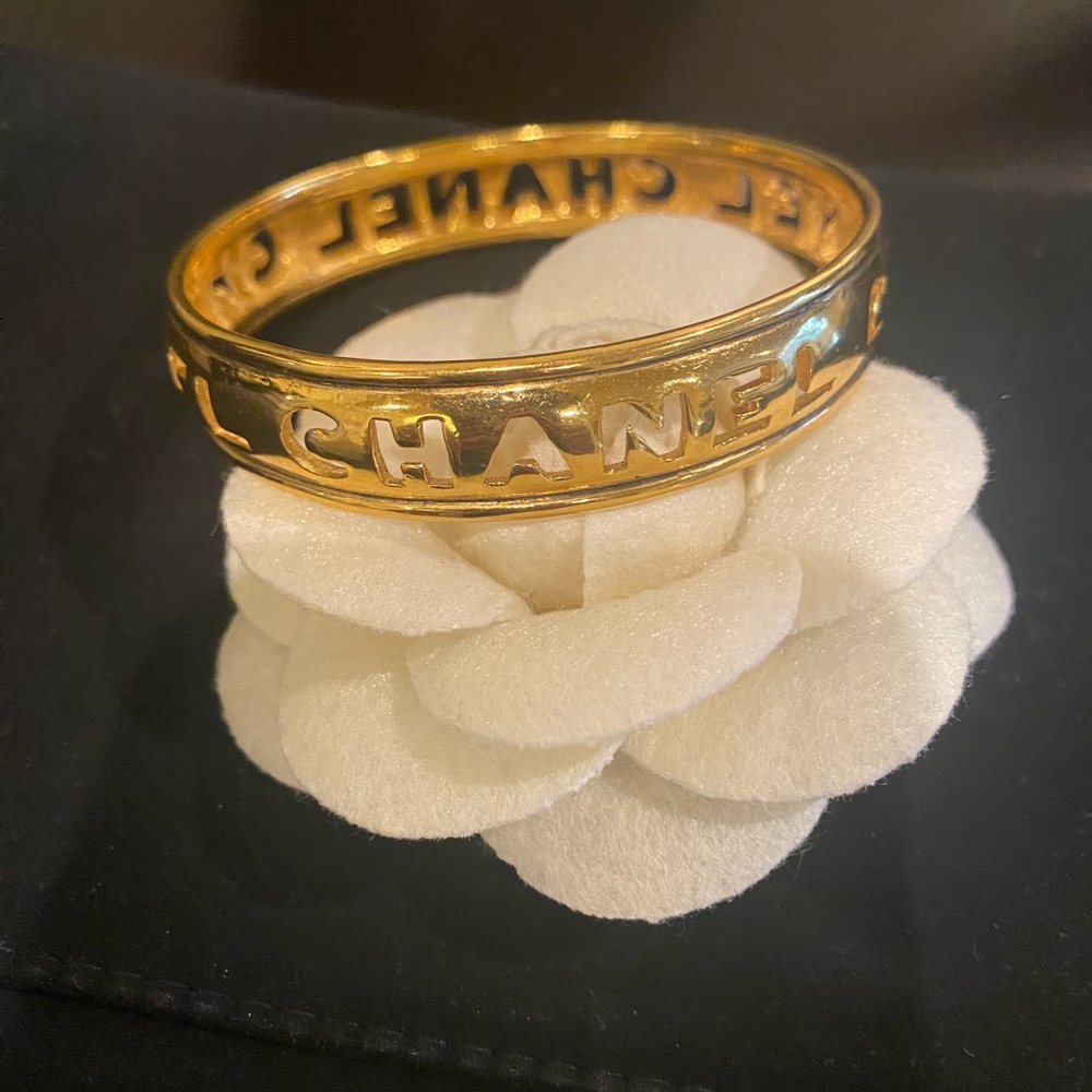 Vintage CHANEL Gold Cutout Bangle Bracelet - Picture 2 of 4
